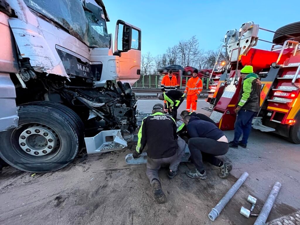 Holowanie tir bolesławiec – obsługa zdarzenia drogowego z udziałem TIR-a na autostradzie