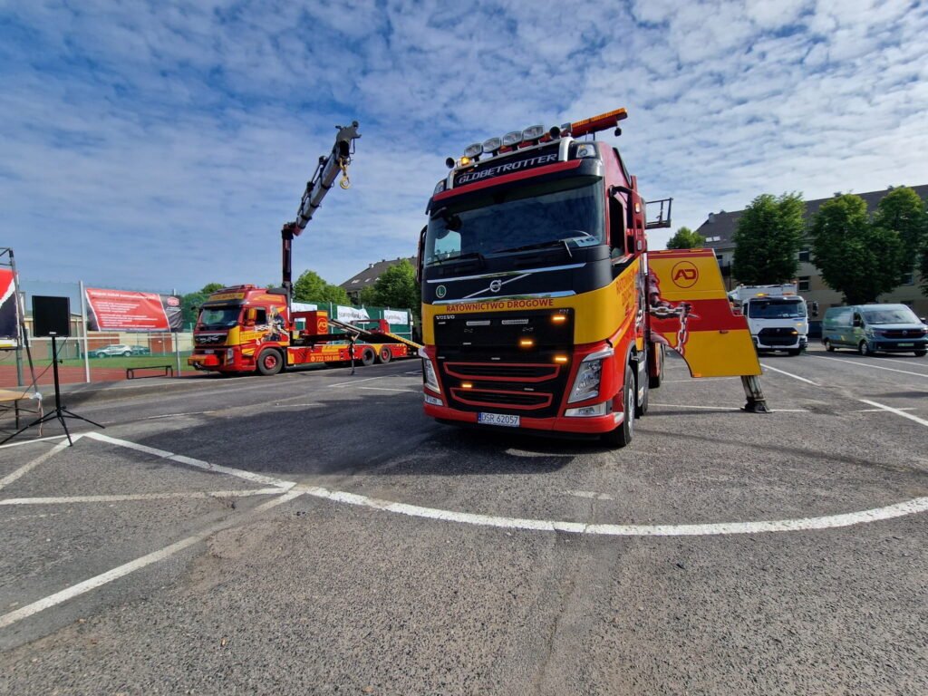 Holownik TIR i laweta z HDS podczas realizacji pomoc drogowa TIR Bolesławiec
