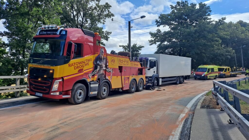 Holownik TIR na miejscu zdarzenia drogowego – pomoc drogowa TIR Bolesławiec