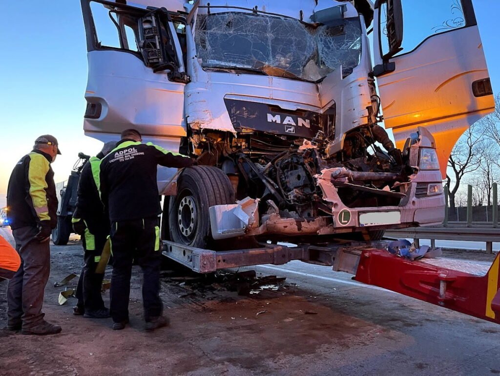 Holowanie uszkodzonej ciężarówki w ramach usługi pomoc drogowa TIR Bolesławiec
