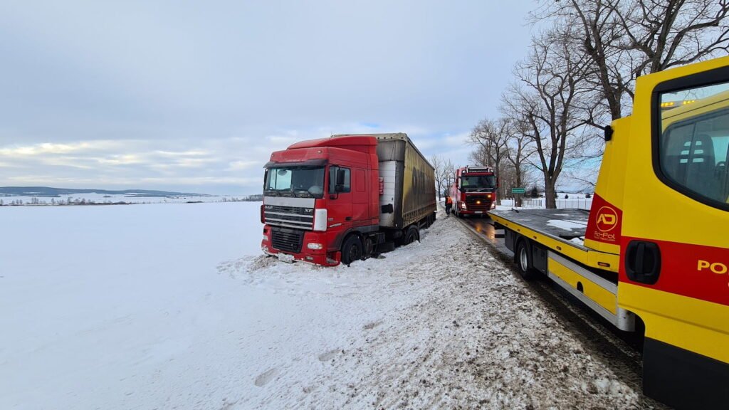 Holowanie tir bolesławiec – wyciąganie samochodu ciężarowego, który wypadł z drogi