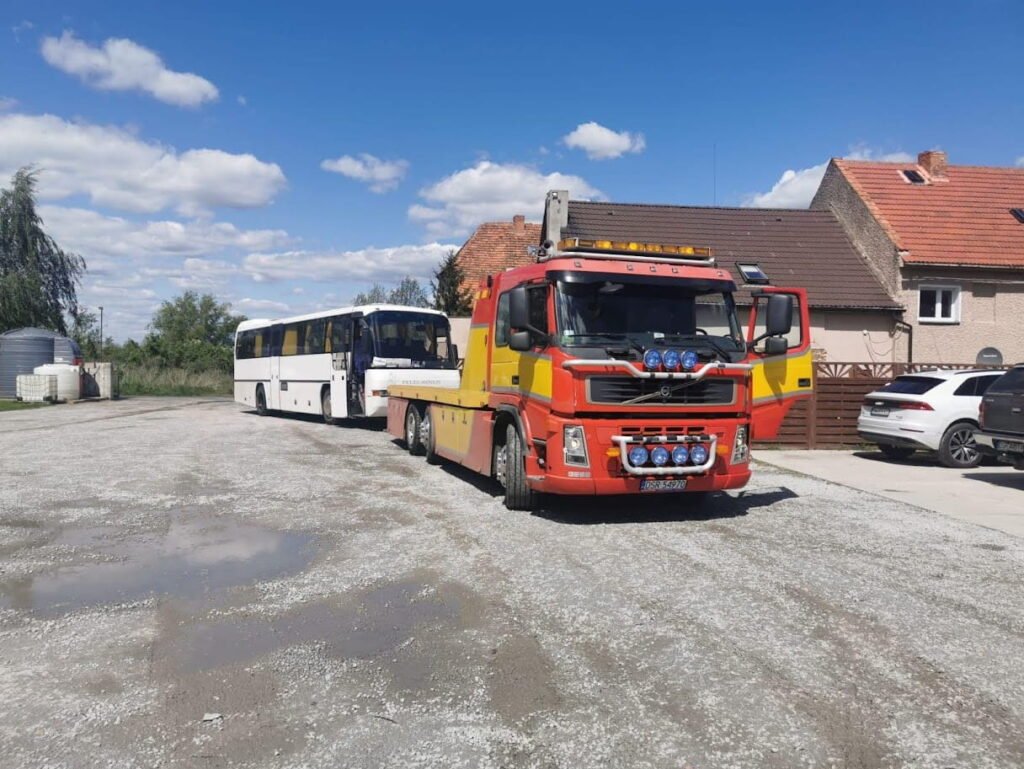 Holowanie uszkodzonego autobusu realizowane przez pomoc drogowa TIR Bolesławiec