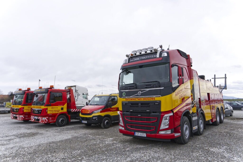 Holowanie ciężarówek Bolesławiec – holownik i lawety zaparkowane na placu