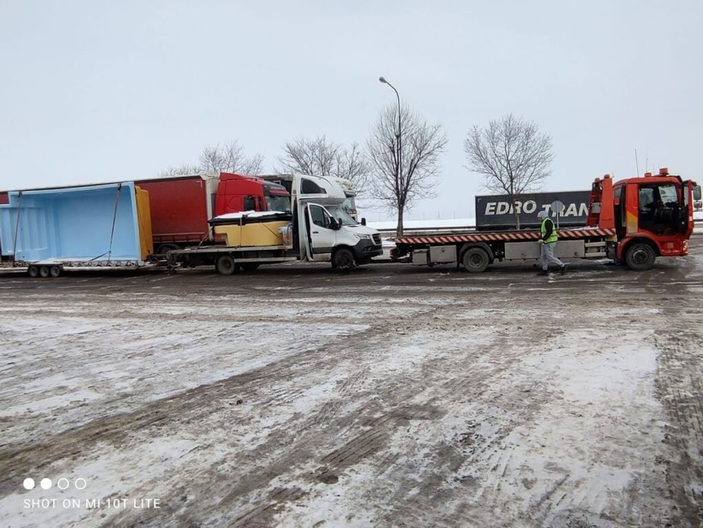 Pomoc drogowa TIR Bolesławiec podczas pomocy przy uszkodzonej ciężarówce na trasie w okolicy miasta Bolesławiec