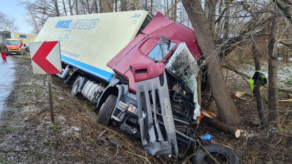 Holowanie ciężarówek Bolesławiec podczas awarii TIR na drodze krajowej