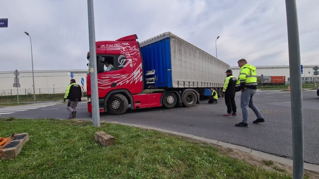 Pomoc drogowa TIR Bolesławiec podczas naprawy ciężarówki na autostradzie A4 po awarii w trasie