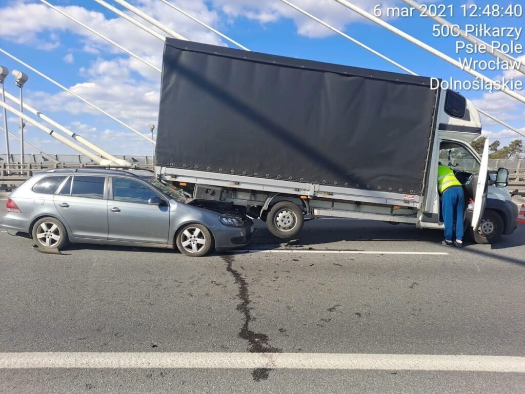 Pomoc drogowa TIR Bolesławiec podczas holowania uszkodzonej ciężarówki na autostradzie A4