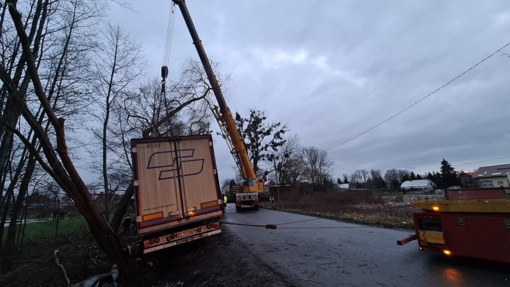 Holowanie TIR Bolesławiec – specjalistyczny pojazd pomocy drogowej holuje uszkodzoną ciężarówkę na trasie w okolicach Bolesławca.
