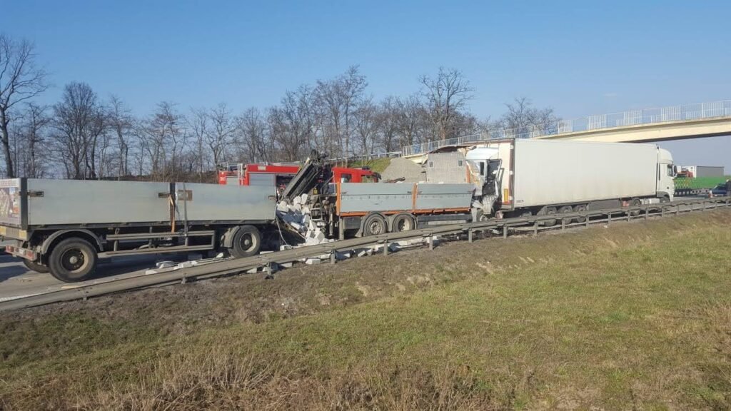 Holowanie TIR Bolesławiec podczas awarii ciężarówki na drodze z udziałem specjalistycznego pojazdu pomocy drogowej.