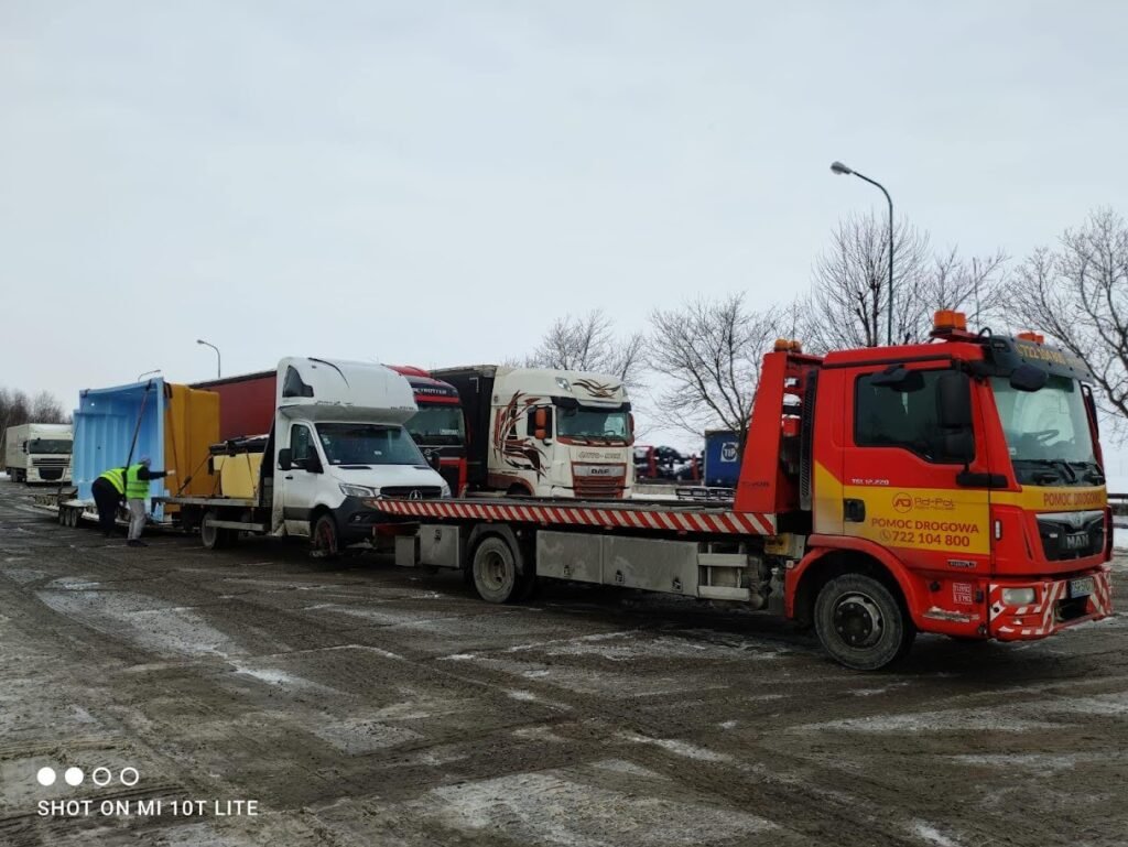 Pomoc drogowa TIR Bolesławiec naprawia ciężarówkę na poboczu autostrady po awarii układu pneumatycznego.
