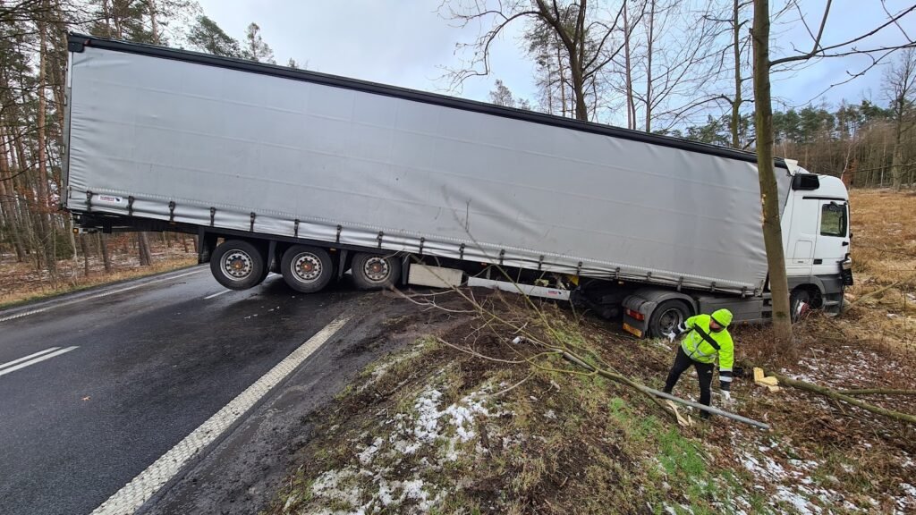 Pomoc drogowa TIR Zgorzelec podczas obsługi uszkodzonego samochodu ciężarowego na drodze.